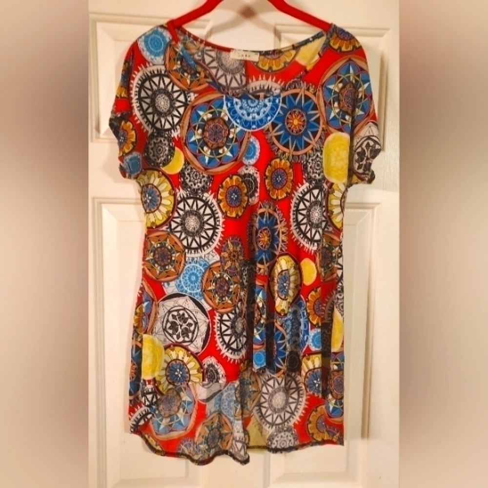 Luxe Women's Geometric Print High/Low Style Short Sleeve Top Shirt Size S.